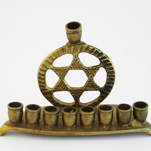 Una pequeña menorá de hanukkah vintage de latón macizo, hanuka menora, chanukia, chanukah menorah, judaica.