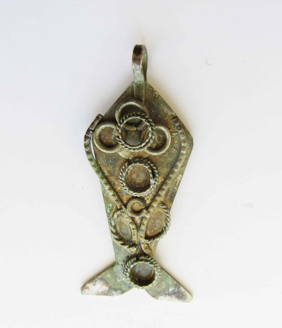 Judaica metal kabbala amulet pendant, good luck ch