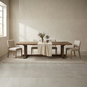 Puede incluir: Una mesa de comedor rectangular de madera rústica con cuatro sillas a juego. La mesa tiene un acabado de madera natural. Un camino de mesa color crema, flores secas y una pequeña planta en maceta adornan la mesa. Una alfombra neutra debajo.