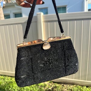 Hermoso bolso vintage con cuentas negras en excelente estado, con una excepción menor, que se muestra en las fotos.