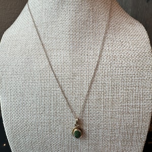 Vintage ~ Sarah Coventry pedra verde em uma configuração de dente de serra GF ~ colar de ouro preenchido com extensor