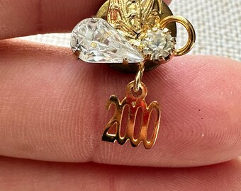 Adorable y brillante broche colgante con diamantes de imitación de ángel Y2K 2000 en tono dorado. Este ángel muy brillante tiene un halo en tono dorado.