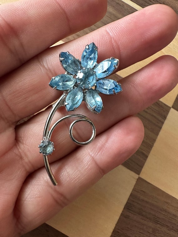 Stunning Baby Blue Crystal/Genstone Daisy Brooch, 