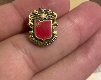 Escudo heráldico vintage de esmalte rojo de 10 000 quilates a escala 1/10 con caballero y león pasante CPD 100 % club