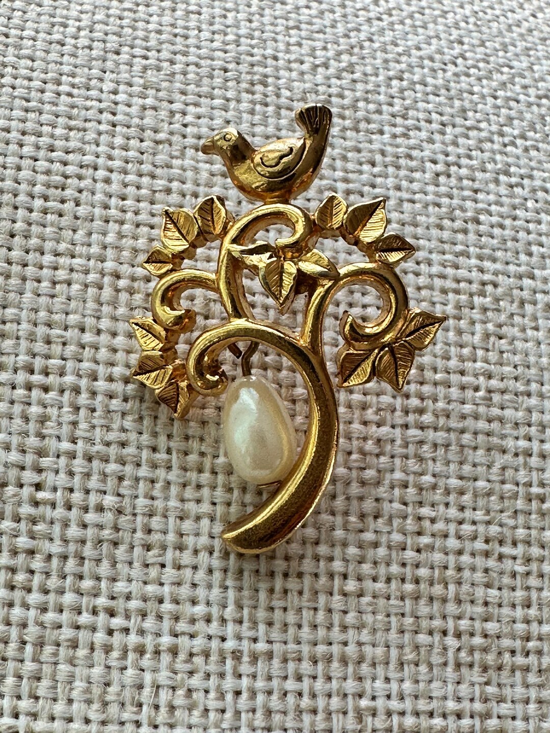 Pin Tree Pattern Gold Frame Beautiful Gold Tone Pin Featuring Tree With Leaves and a Bird With a ...