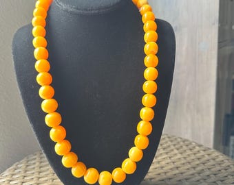 Impresionante collar vintage de 23 pulgadas con cuentas de color caramelo no identificadas