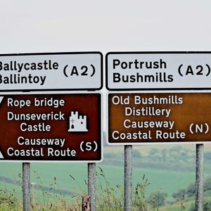 北アイルランドの道路標識、ブッシュミルズ、バリーキャッスル、バリントイ、風景