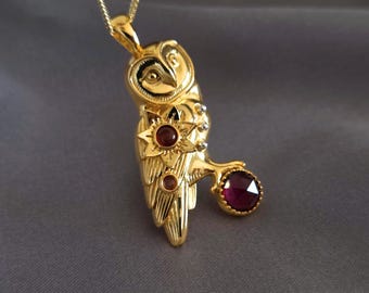 Colgante de búho sentado en oro de 18 quilates con piedras preciosas de granate - Joyería con piedras preciosas de granate - Regalo para ella - Regalo de lechuza común - Joyería de piedra lunar - Amante de los búhos