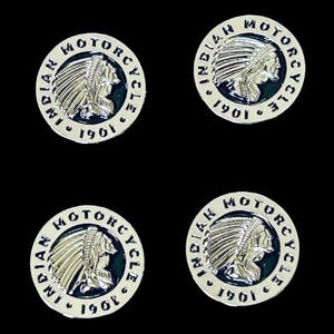Peut inclure: Quatre emblèmes circulaires en métal avec les mots "INDIAN MOTORCYCLE" et l'année "1901" sur le bord. Chaque emblème présente le profil d'un Amérindien en coiffe, avec un code couleur argent et noir.
