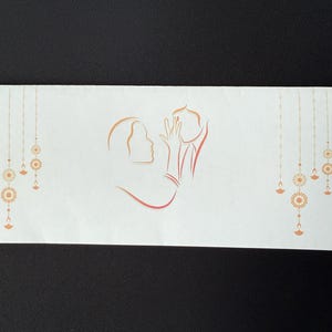 Puede incluir: Un sobre de invitación blanco con un dibujo lineal naranja de dos figuras. El sobre está decorado con diseños florales naranjas colgantes. El fondo es negro.