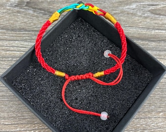 Pulseira artesanal com nó da sorte vermelho: amuleto de proteção budista tibetano