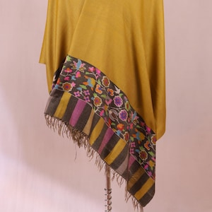 Chal de pashmina pura reversible con borde Kaani / Chal de lana de dos tonos beige oliva hecho a mano / Bufanda 100 % cachemira de Cachemira / Regalo para ella