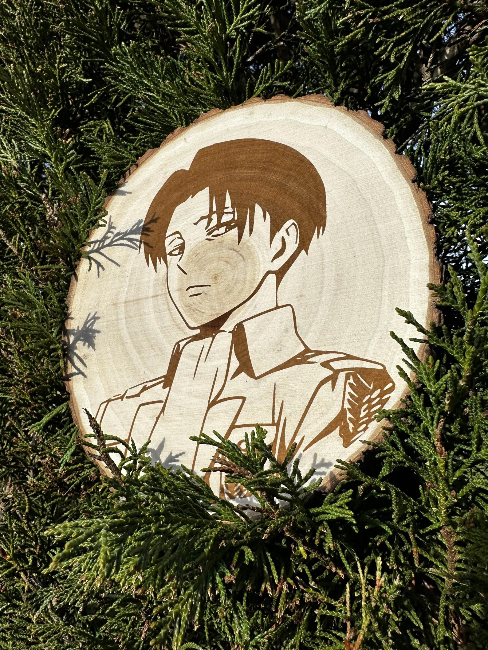 Dessous de plat Livaï Ackerman SNK gravé sur bois