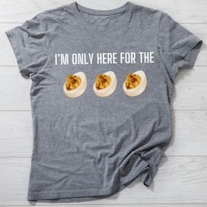 Solo estoy aquí por los huevos rellenos SVG PNG, camiseta divertida de huevos rellenos, SVG PNG de Pascua, PNG divertido de Pascua, camiseta de Pascua, bolsa de mano de Pascua
