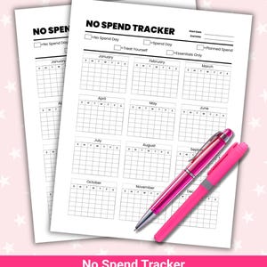 Peut inclure: Deux feuilles blanches imprimables "No Spend Tracker" avec une mise en page de calendrier sur 12 mois. Un stylo et un surligneur roses reposent sur les feuilles. Le texte "No Spend Tracker" est en haut. La bannière inférieure indique "Téléchargement instantané - Calendrier annuel de 12 mois - Réutilisable - Minimaliste."