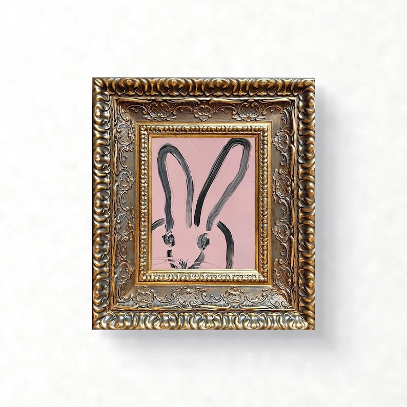 Original inramad abstrakt kaninmålning, handmålad konstverk i rosa och svart, olja, 8x10 träutsmyckad stil i guldgrön ram, modern väggkonst bild 1