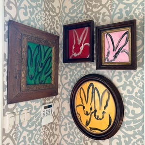 Original inramad abstrakt kaninmålning, handmålad konstverk i rosa och svart, olja, 8x10 träutsmyckad stil i guldgrön ram, modern väggkonst bild 7