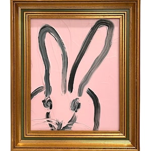 Puede incluir: Un cuadro enmarcado que presenta un conejo estilizado con pinceladas negras y grises sobre un fondo rosa claro sólido. La obra está contenida en un marco de madera ornamentado, con capas doradas y verde oscuro y un acabado metálico texturizado.