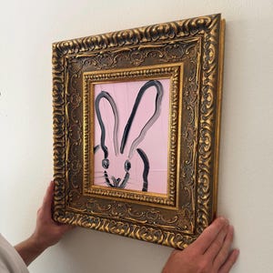 Original inramad abstrakt kaninmålning, handmålad konstverk i rosa och svart, olja, 8x10 träutsmyckad stil i guldgrön ram, modern väggkonst bild 2