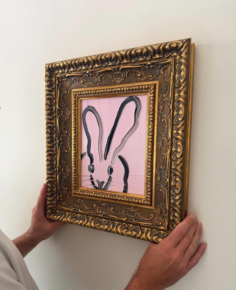 Original inramad abstrakt kaninmålning, handmålad konstverk i rosa och svart, olja, 8x10 träutsmyckad stil i guldgrön ram, modern väggkonst bild 2