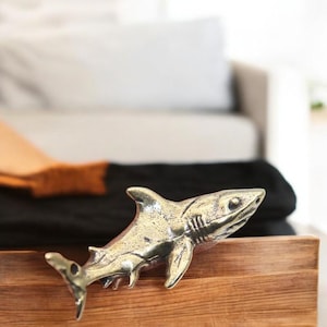 Brass Shark Keychain Vintage Key Ring Handmade Animal Pendant Gift for Men Women Car Key Chain Figurine Retro Jewelry Bag Charm Accessories