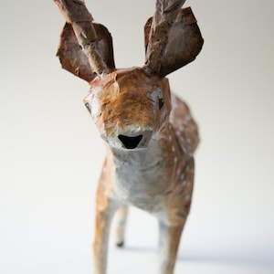 Scultura di cervo, tecnica mista, animale del bosco, pezzo di famiglia, cervo, scultura unica fatta a mano