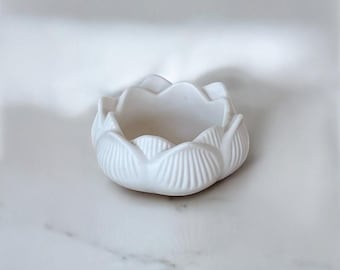 Elegant Lotus Flower Candle Holder - Handcrafted - Perfect for Tealight and Votive Candles - Home Decor - Gift Idea