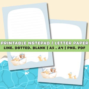 Puede incluir: Dos blocs de notas imprimibles con un borde azul claro y papel rayado. El diseño presenta una ilustración de acuarela de un oso y un conejito en un barco, junto con patitos de goma. Se muestra el texto "PRINTABLE NOTEPAD / LETTER PAPER".