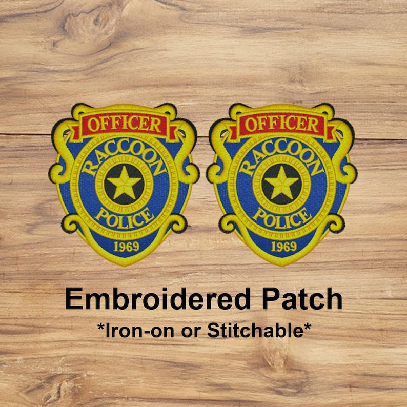 Pode incluir: Dois patches bordados com um design de distintivo de pol&iacute;cia azul e amarelo. O distintivo diz "Officer Raccoon Police 1969" com uma estrela dourada no centro. O texto "Embroidered Patch" e "Iron-on or Stitchable" est&aacute; abaixo.