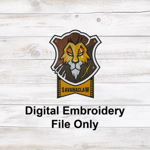 Peut inclure: Fichier de broderie numérique avec un emblème en forme de bouclier représentant une tête de lion. L'emblème est marron, doré et blanc, avec le texte "SAVANACLAW" sur une bannière. Le texte "Digital Embroidery File Only" est en dessous.