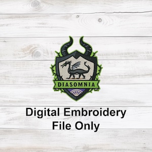 Puede incluir: Un archivo de bordado digital con un diseño de escudo con un dragón negro, la palabra "DIASOMNIA" y un borde decorativo. El diseño incluye acentos negros, verdes y morados. El texto "Digital Embroidery File Only" se muestra debajo.