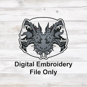 Könnte beinhalten: Digitales Stickmuster mit einer Illustration eines zweiköpfigen Hundes. Die Hunde sind grau mit roten Augen und geöffneten Mäulern, die scharfe Zähne zeigen. Ein weißes Oval umrahmt das Design, darunter der Text "Digital Embroidery File Only".