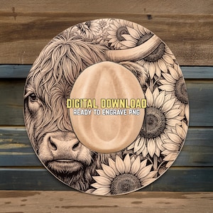 Puede incluir: Un diseño de sombrero de vaquero de madera con una ilustración detallada de una vaca de las Tierras Altas y girasoles. El sombrero tiene una corona marrón claro y un ala ancha con ilustraciones grabadas. El texto en el sombrero dice "DESCARGA DIGITAL LISTO PARA GRABAR PNG".
