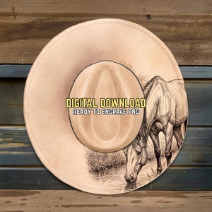 Puede incluir: Un sombrero de vaquero beige con una ilustración detallada de un caballo bebiendo agua. El sombrero tiene el texto "DIGITAL DOWNLOAD READY TO ENGRAVE PNG". El sombrero está sobre una superficie de madera.
