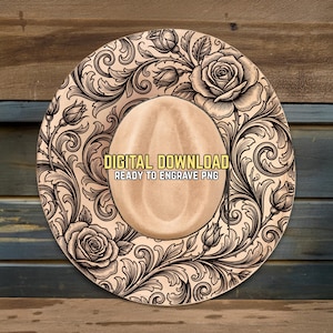 Könnte beinhalten: Ein beigefarbener Cowboyhut mit einem aufwendigen Blumendesign, einschließlich Rosen und Wirbelmustern. Der Hut trägt den Text "DIGITAL DOWNLOAD READY TO ENGRAVE PNG". Der Hut ist vor einem Holz Hintergrund platziert.