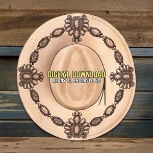 Könnte beinhalten: Ein beigefarbener Cowboyhut mit einem dekorativen Rand mit ovalen und blumenförmigen Verzierungen. Der Hut hat eine dunkle Krempe und ein schwarzes Hutband. Der Text "DIGITAL DOWNLOAD READY TO ENGRAVE PNG" ist auf dem Hut aufgedruckt.