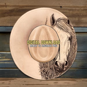 Op de afbeelding: Een bruin cowboyhoed met een gedetailleerde illustratie van een paardenhoofd en manen. De hoed heeft de tekst "DIGITAL DOWNLOAD READY TO ENGRAVE PNG". Het ontwerp bevat hoog gras.
