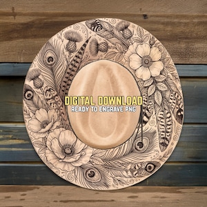 Può includere: Un cappello di legno con un design floreale e di piume. Il cappello presenta una forma ovale centrale circondata da intagli dettagliati di fiori, piume di pavone e cardi. Il testo "DIGITAL DOWNLOAD READY TO ENGRAVE PNG" è visibile.