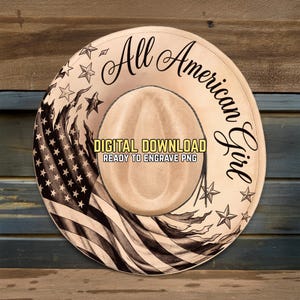 Könnte beinhalten: Ein beiges Cowboyhut-Design mit den Worten "All American Girl" in einer Schreibschrift. Der Hut zeigt eine schwarz-weiße amerikanische Flagge und Sternakzente. Der Text "DIGITAL DOWNLOAD READY TO ENGRAVE PNG" ist ebenfalls vorhanden.