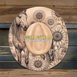 Könnte beinhalten: Ein Cowboyhut mit einem Pferd- und Sonnenblumen-Design. Der Hut hat eine hellbraune Krone und Krempe mit einer detaillierten Illustration eines Pferdes und Sonnenblumen. Auf dem Hut steht "DIGITALER DOWNLOAD BEREIT ZUM GRAVUREN PNG."
