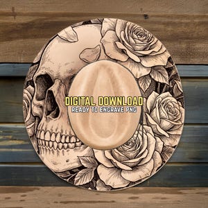 Op de afbeelding: Beige cowboyhoed met een schedel- en rozenontwerp. De hoed heeft een lichtbruine kroon en een brede rand met een gedetailleerd schedel- en bloemenpatroon. Tekst op de hoed luidt "DIGITALE DOWNLOAD KLAAR OM TE GRAVEREN PNG."