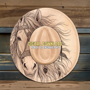 Op de afbeelding: Een beige cowboyhoed met een gedetailleerde illustratie van een paardenkop en een vloeiende manen. Het ontwerp bevat decoratieve elementen en de tekst "DIGITAL DOWNLOAD READY TO ENGRAVE PNG". De hoed staat tegen een houten achtergrond.