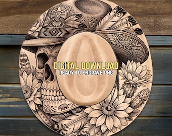 Puede incluir: Sombrero de vaquero de diseño digital con un detallado motivo de calavera, flores y plumas. El sombrero presenta el texto "DIGITAL DOWNLOAD READY TO ENGRAVE PNG". El sombrero es de color beige y el diseño es en blanco y negro.