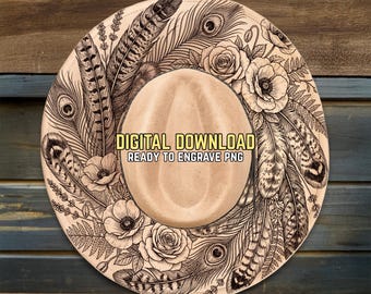 以下が含まれることがあります： 羽、花、テキスト「DIGITAL DOWNLOAD READY TO ENGRAVE PNG」のデザインが施されたベージュのカウボーイハット。 つばが広く、丸みを帯びたクラウンで、彫刻に最適です。