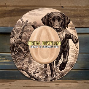 Puede incluir: Imagen de descarga digital que muestra un Labrador Retriever negro con un pato en la boca, ambientada en un pantano. La imagen incluye el texto "DIGITAL DOWNLOAD READY TO ENGRAVE PNG" en un rectángulo amarillo.
