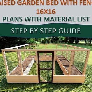 Peut inclure: Un bac de jardin surélevé avec une clôture, en bois clair. Le lit est rectangulaire, d'environ 488 x 488 cm, avec une clôture en treillis. L'image comprend le texte : "RAISED GARDEN BED WITH FENCE", "PLANS WITH MATERIAL LIST", et "STEP BY STEP GUIDE".