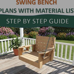 Op de afbeelding: Een houten schommelbank met armleuningen en bekerhouders hangt aan kettingen aan een veranda. De afbeelding bevat de tekst "SWING BENCH PLANS WITH MATERIAL LIST STEP BY STEP GUIDE". Een potplant staat in de buurt.