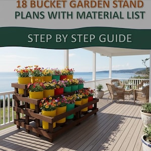 Peut inclure: Un support de jardin en bois à plusieurs niveaux contenant des seaux remplis de fleurs colorées. Le support est sur une terrasse avec vue sur la mer. Le texte sur l'image indique "18 BUCKET GARDEN STAND PLANS WITH MATERIAL LIST" et "STEP BY STEP GUIDE".