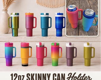 Könnte beinhalten: Eine Sammlung von 12oz schlanken Dosenhaltern mit Griffen, die verschiedene einfarbige und verlaufende Oberflächen aufweisen. Jeder Halter enthält einen weißen oder farbigen Rand und einen Strohhalm. Der Text 12oz SKINNY CAN Holder steht unten.
