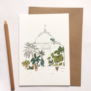 Carte simple serre tropicale et plantes vertes avec une enveloppe recyclée